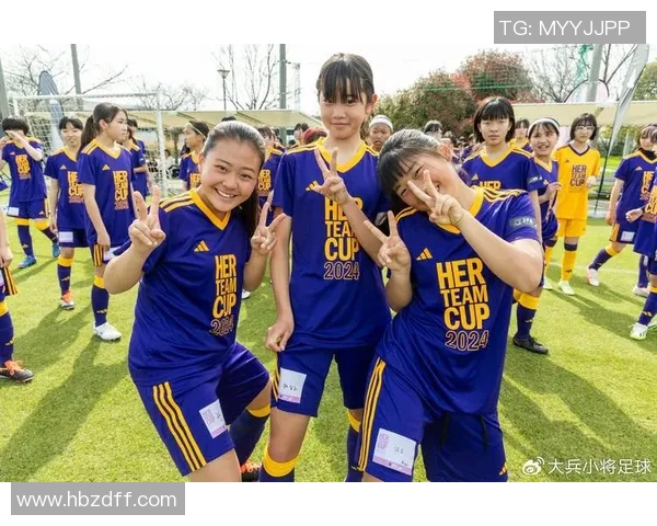 日本足球明星回国探亲期间与中国球迷亲密互动分享足球梦想